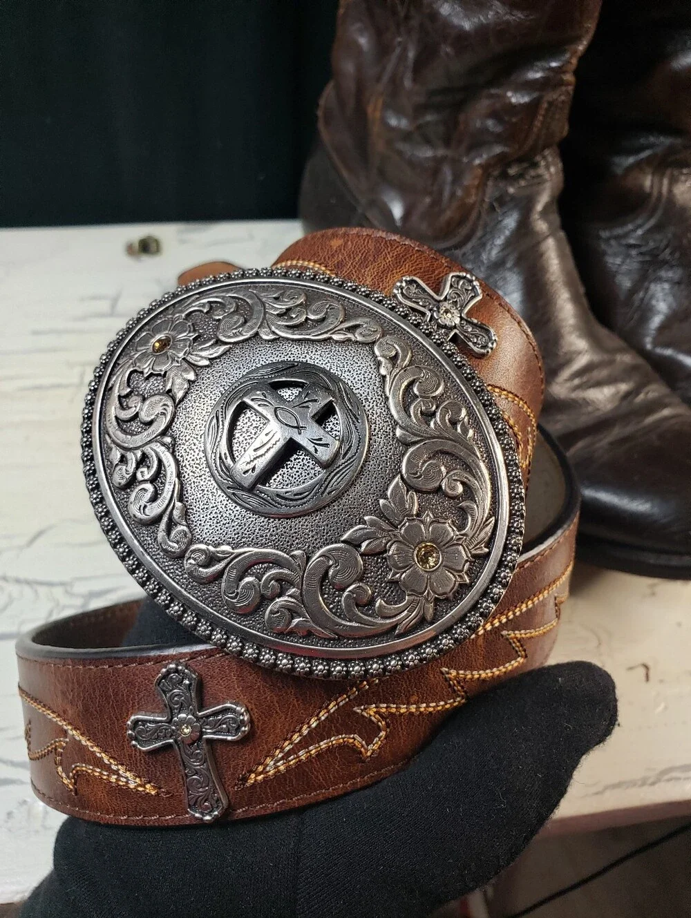 Ariat Cross Medallion Belt w/Cross Concho Buckle style A1512202 - Women's size M